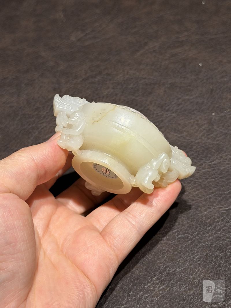 清乾隆 和田玉雕饕餮纹猴足龙耳炉 - 图12